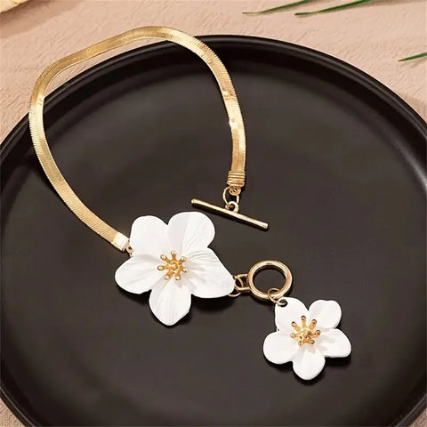 A high-quality gold-toned floral anklet featuring an adjustable lobster clasp for a secure fit, ensuring comfort and style for all-day wear at outdoor events