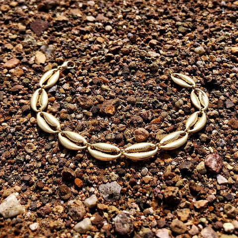 This eye-catching golden shell link anklet captures a bohemian spirit, making it a great choice for festival outfits, beach parties, or a unique date night look.